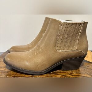 Frye and Co. Women’s Stone Jude Stacked Heel Booties NWT Size 9